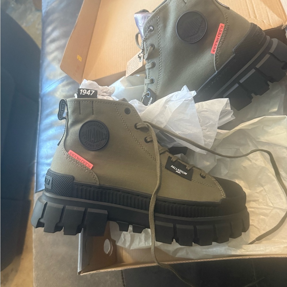 Palladium Women's Ankle Boots - Olive and Black
